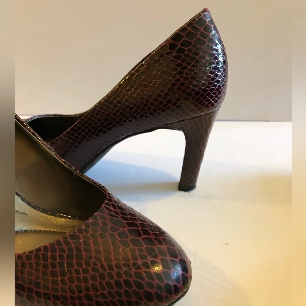 Bandolino Flexible Faux Snake Skin purple heels Size 6